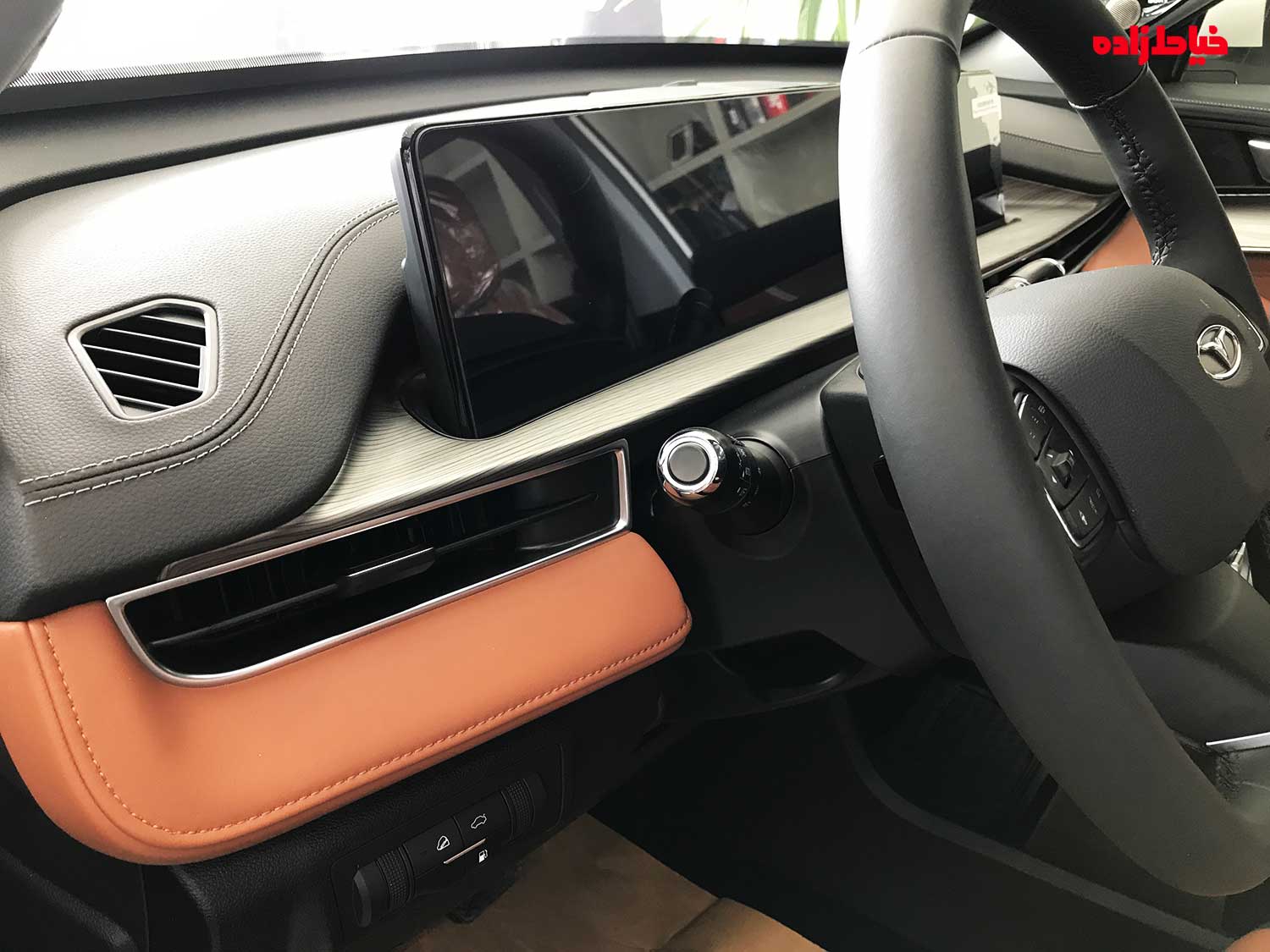 تیگو 8 پرو e+ کنار فرمان