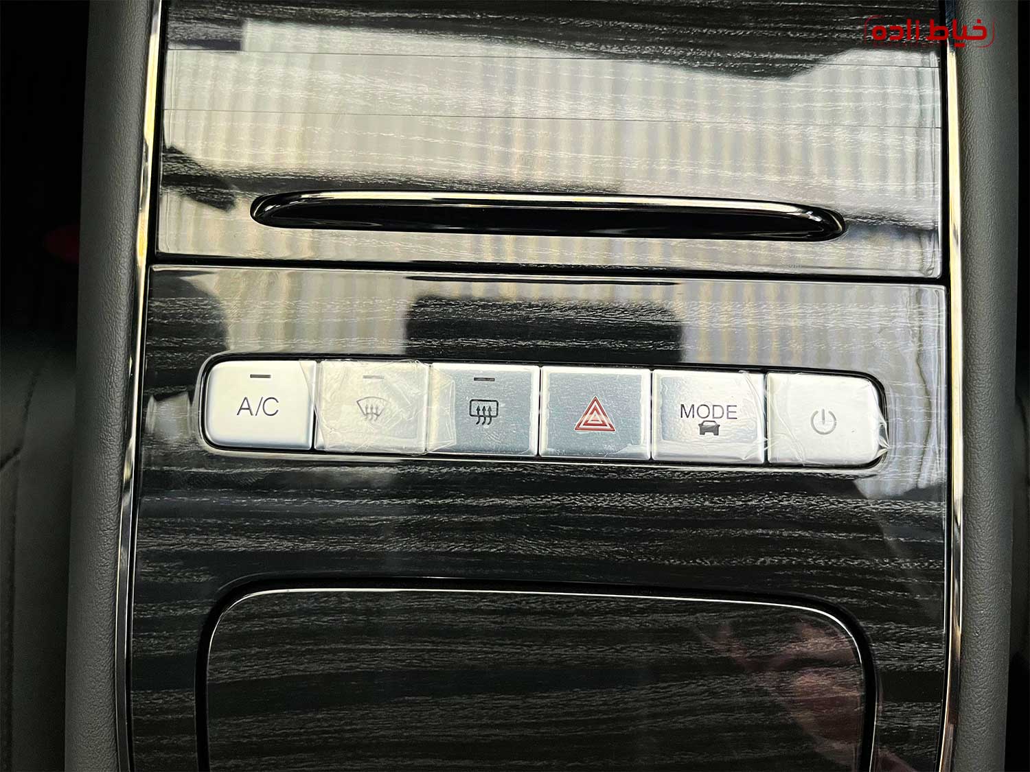 دکمه ها در کنسول وسط اف ایکس برقی از نمای نزدیک