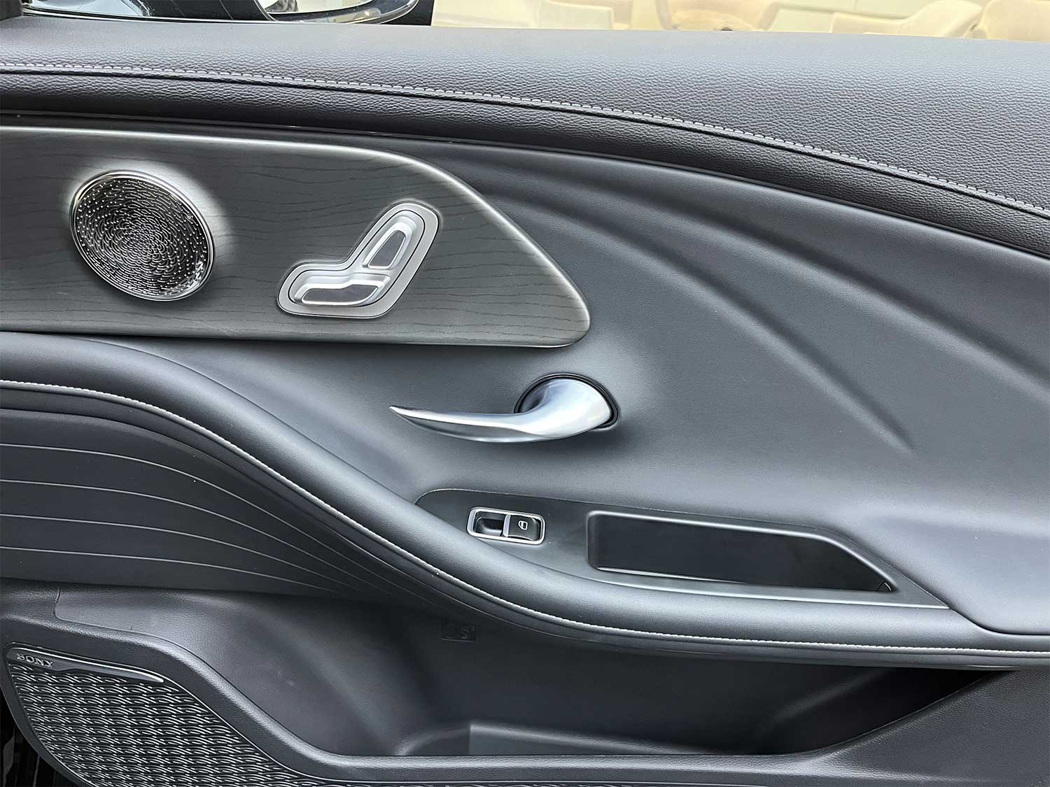 درب سمت شاگرد آریزو 8 از نمای نزدیک