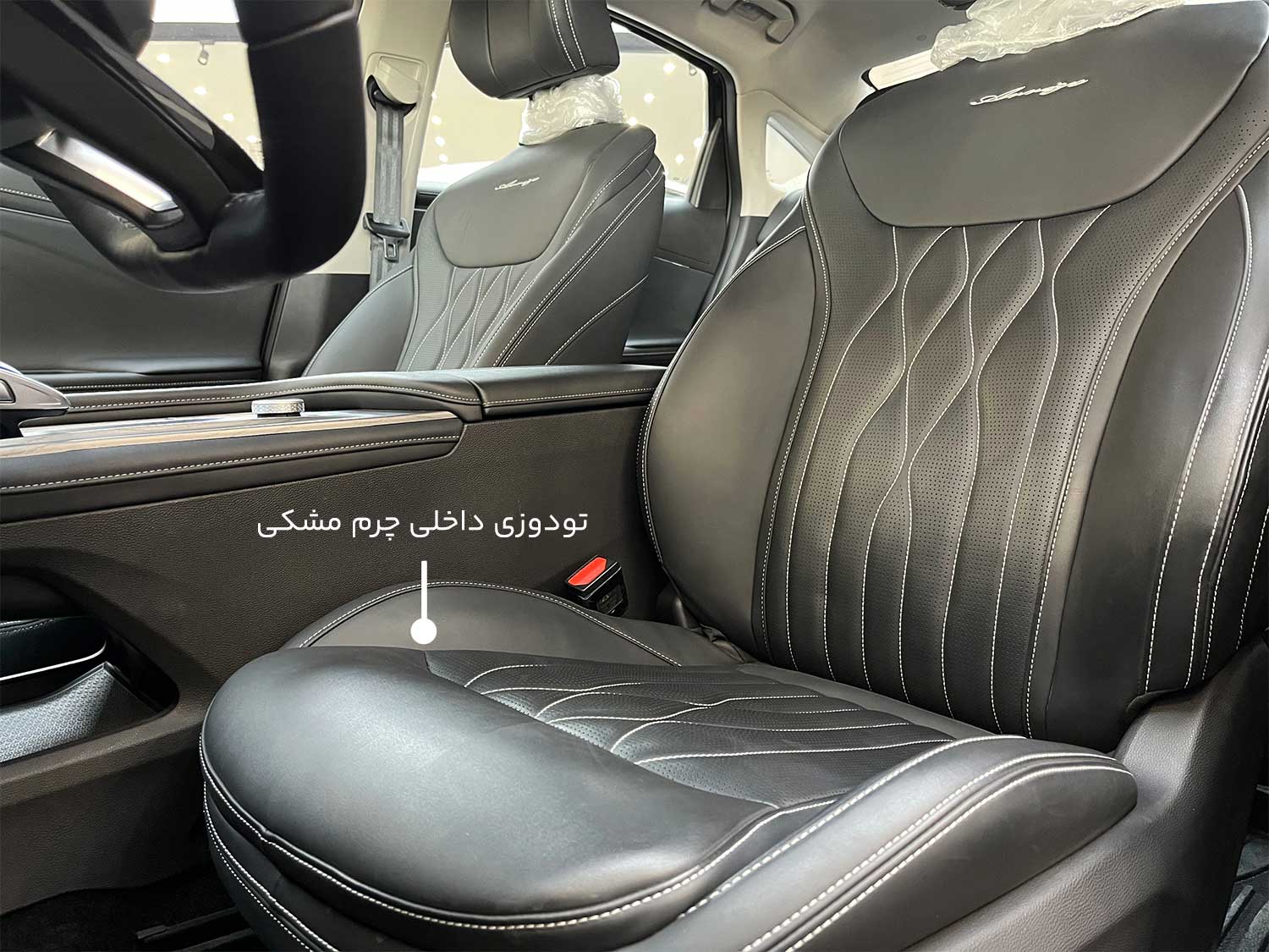 داخل کابین و فرمان در آریزو 8