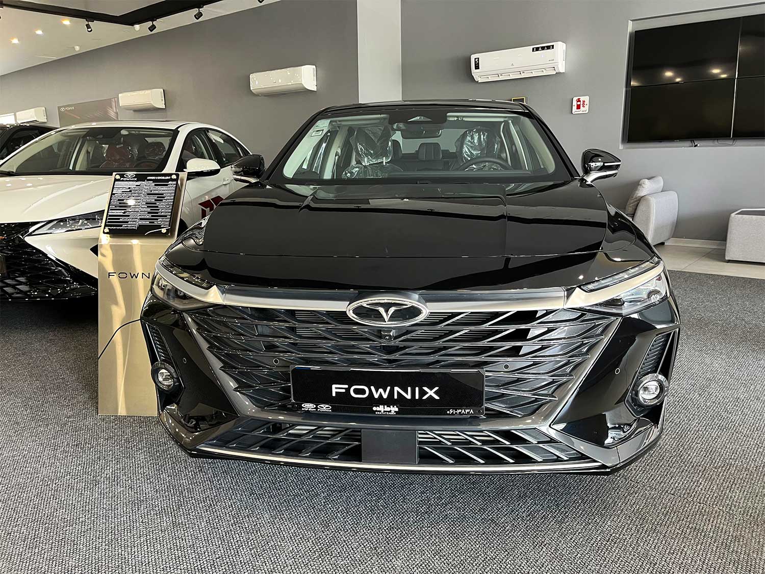 آریزو 8 از نمای روبرو