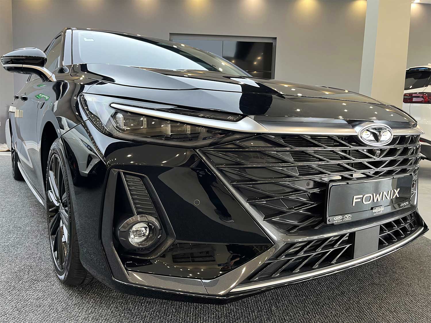 آریزو 8 از نمای روبرو