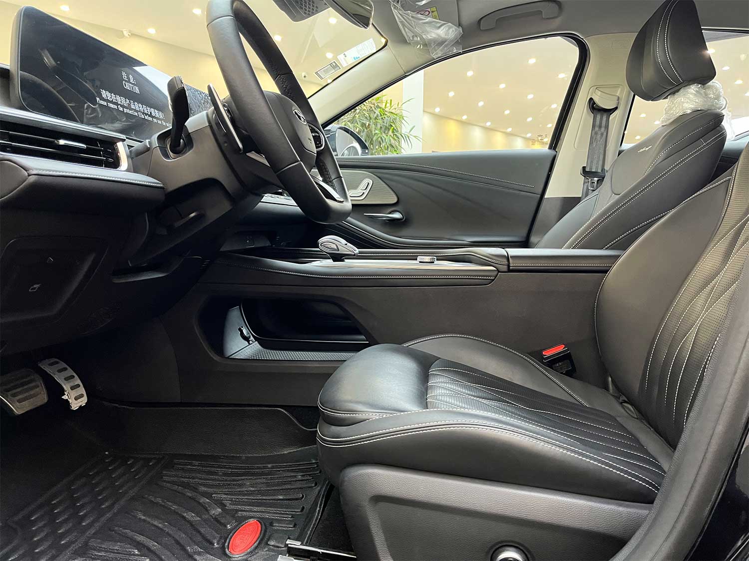 داخل کابین و فرمان در آریزو 8